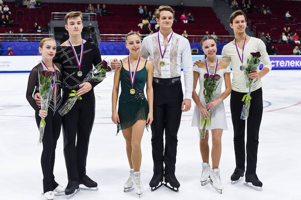 Siegerehrung Eiskunstlauf-Paare beim russischen Grand Prix Eiskunstlauf in Samara 2022 - hier im Bild Yulia Artemieva - Alexey Bryukhanov, Alexandra Boykova - Dmitry Kozlovsky (Sieger, Mitte) und Yasmina Kadyrova - Valery Kolesov