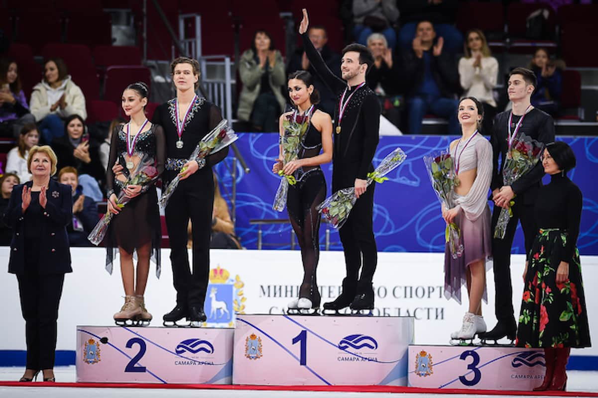 Siegerehrung Eistanz-Paare beim russischen Grand Prix Eiskunstlauf in Samara 2022 - hier im Bild Elizaveta Shanayeva - Pavel Drozd, Elizaveta Khudayberdieva - Egor Bazin (Sieger) und Polina Usova - Mikhail Antonov