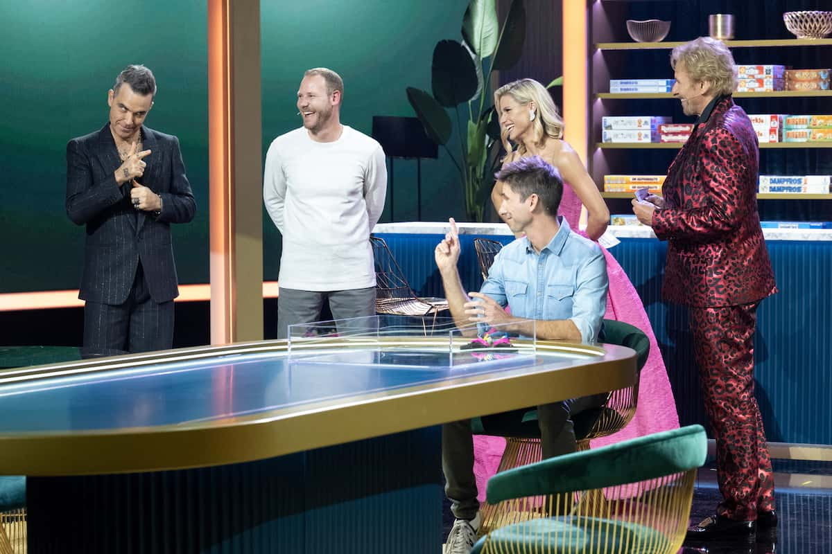 Spiele-Wette bei Wetten dass am 19.11.2022 - Andre Blickensdorf mit Holger Siebenich - hier im Bild Holger Siebenich, Andre Blickensdorf, Robbie Williams, Michelle Hunziker, Thomas Gottschalk