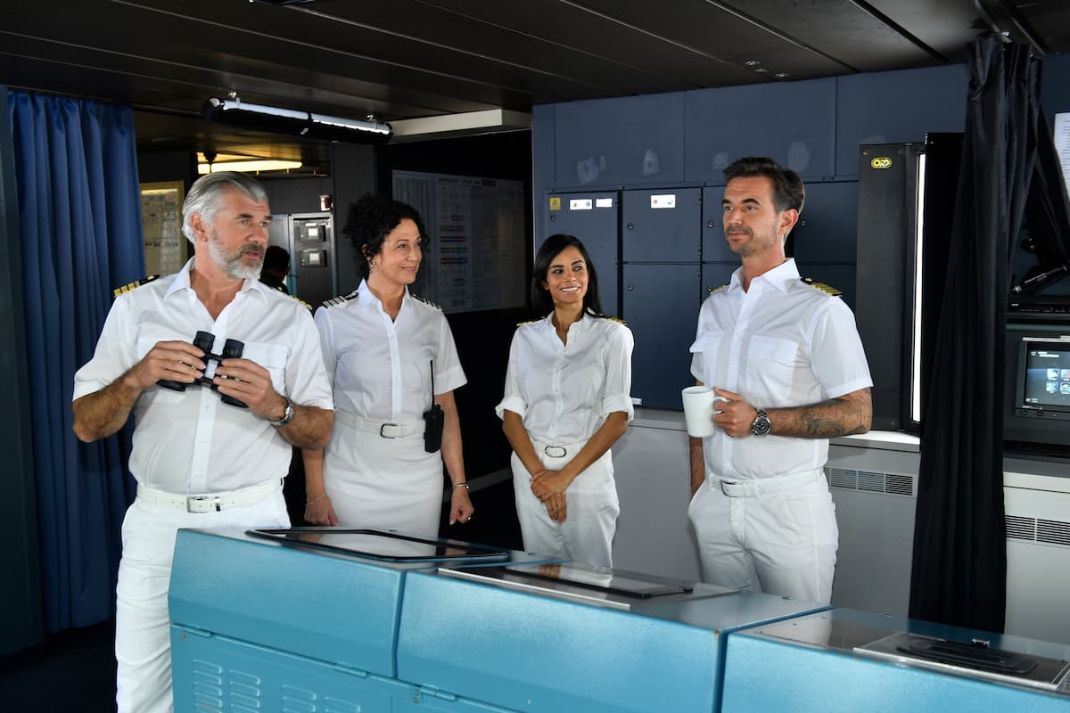 Traumschiff am 20.11.2022 - hier die ständige Besetzung - im Bild von rechts: Florian Silbereisen als Kapitän Max Parger, Collien Ulmen-Fernandes als Schiffsärztin Dr. Jessica Delgado, Barbara Wussow als Hotel-Direktorin Hanna Liebhold und Daniel Morgenroth als Staff-Kapitän Martin Grimm