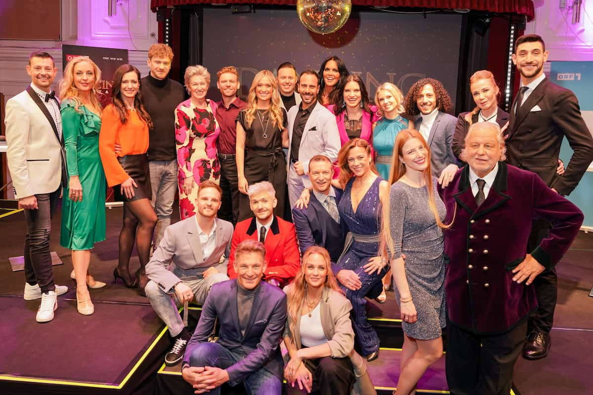 Alle Tanzpaare Dancing Stars 2023 und Moderatoren - hier im Bild immer von links 1. Reihe die Moderatoren der Dancing Stars 2023 Andi Knoll und Mirjam Weichselbraun, 2. Reihe Herbert Stanonik und Michael Buchinger, Alexander Pointner und Manuela Stöckl, Catharina Malek und Hannes Kartnig, 3. Reihe Florian Gschaider und Lilian Klebow, Lenka Pohoralek und Lucas Fendrich, Eveline Eselböck und Peter Erlbeck, Corinna Kamper und Danilo Campisi, dahinter Nikolaus Waltl und Martina Reuter, Choreografin Conny Kreuter, Kati Kallus und Omar Khir Alanam, Karina Sarkissova und Dimitar Stefanin