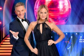 Dancing Stars 2023 Informationen - hier im Bild die Moderatoren der Dancing Stars 2023 Andi Knoll und Mirjam Weichselbraun