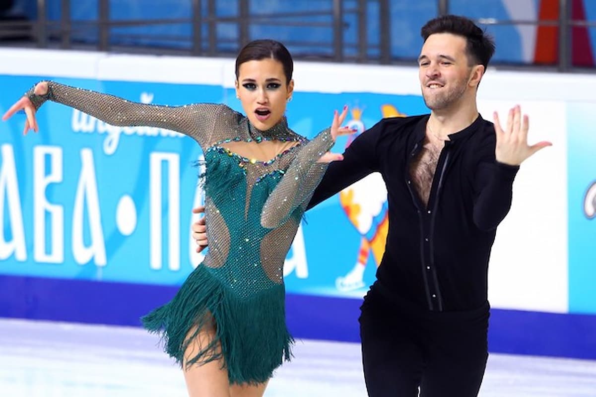 Elizaveta Khudaiberdieva & Egor Bazin führen nach dem Rhyhtm Dance (Eistanz) bei den Paaren zur Russischen Meisterschaft Eiskunstlauf 2023