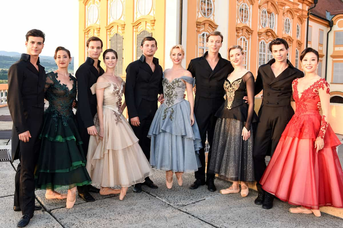 Neujahrsbalett 2023 Tänzerinnen und Tänzer - hier im Bild Davide Dato und Sonia Dvorak, Lourenco Ferreira und Maria Yakovleva, Aleksandra Liashenko und Marian Furnica, Olga Esina und Marcos Menha, Calogero Failla und Hyo-Jung Kang