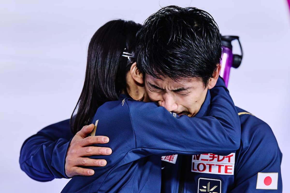 Riku Miura - Ryuichi Kihara aus Japan nach ihrem Sieg beim ISU Grand Prix Eiskunstlauf-Paare 2022