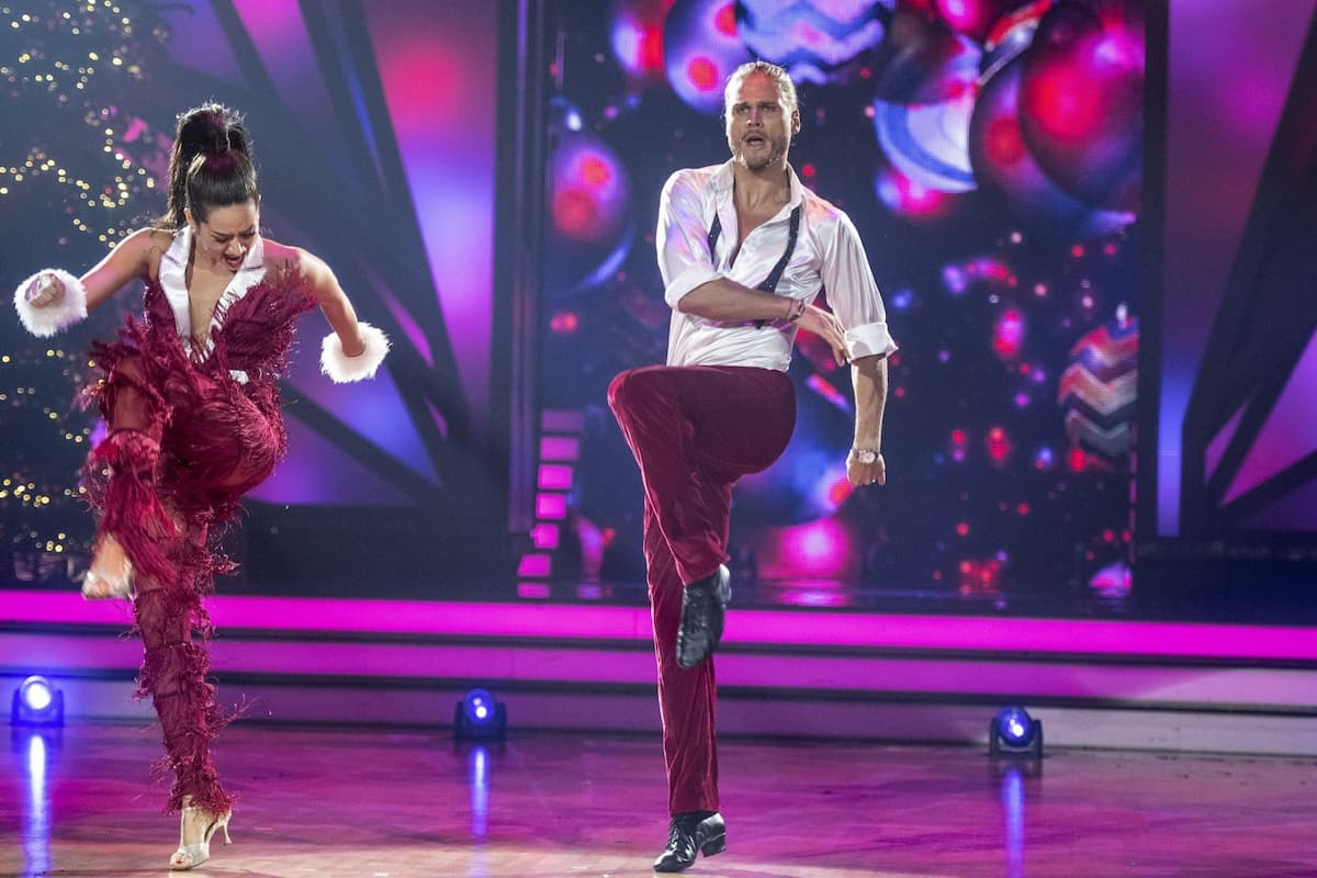 Rurik Gislason und Malika Dzumaev tanzen bei Let's dance am 23.12.2022