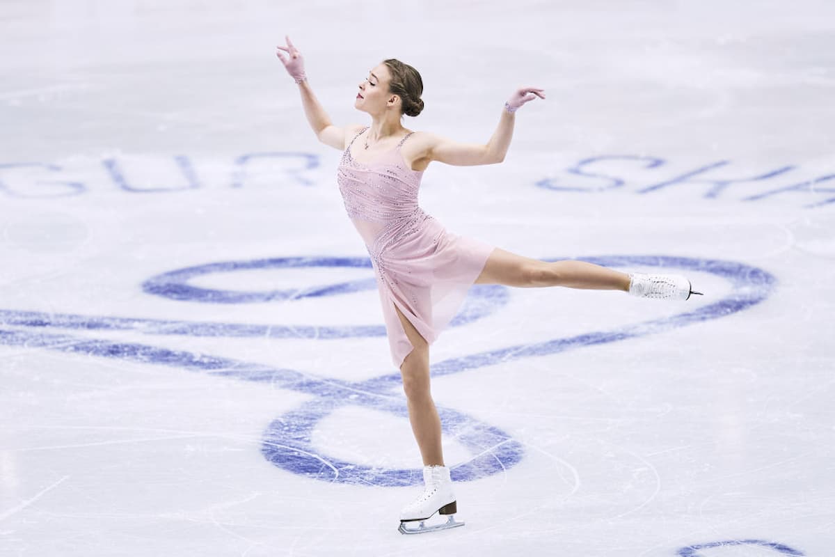 Anastasiia Gubanova auf Platz 1 bei der Eiskunstlauf-EM 2023 nach dem Kurzprogramm