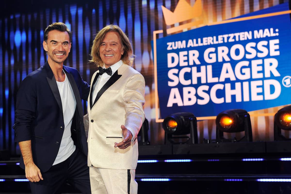 Florian Silbereisen am 14.1.2023 - Gäste bei “Der große Schlager-Abschied” für Jürgen Drews - hier im Bild Florian Silbereisen und Jürgen Drews Arm in Arm auf ihrer Show-Bühne