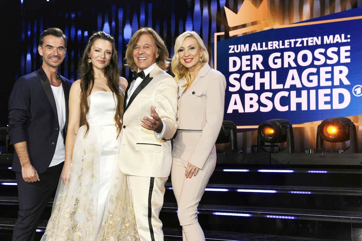 Florian Silbereisen mit Jürgen Drews, seiner Tochter Joelina Drews und seiner Frau Ramona Drews - im Bild zu sehen sind die 4 genannten Protagonisten der Sendung, die in die Kamera lächeln