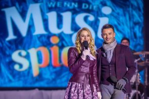 Wenn die Musi spielt am 21.1.2023 Gäste beim Winter Open Air im ORF - hier im Bild die Moderatoren Stefanie Hertel und Marco Ventre