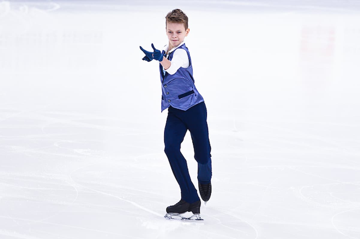 Arseny Fedotov bei der Junioren-Eiskunstlauf-Meisterschaft Russland 2023
