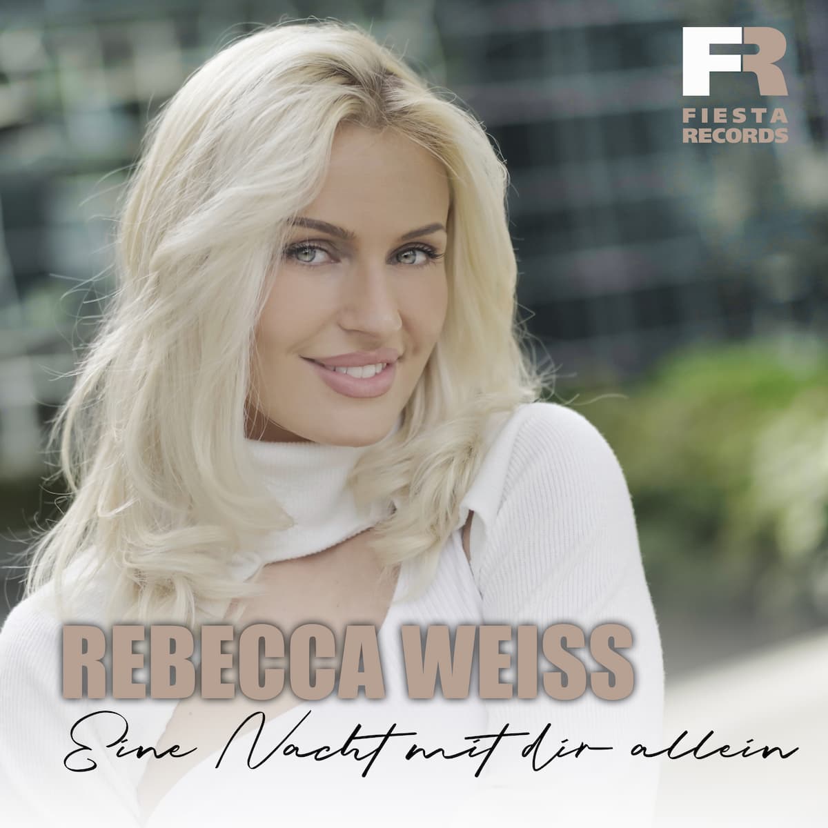 Rebecca Weiss “Eine Nacht mit dir allein” - neuer Schlager 2023 - hier im Bild das Single-Cover mit einer Großaufnahme vom Gesicht der blonden Sängerin Rebecca Weiss