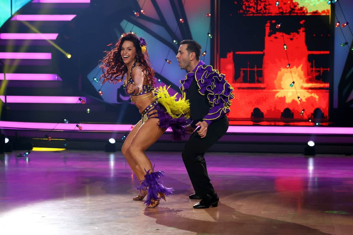 Ali Güngörmüs und Christina Luft mit einer Samba bei Let's dance am 24.3.2023