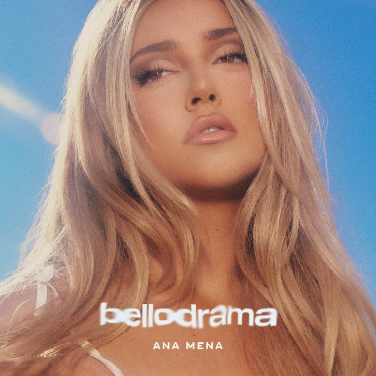 Ana Mena 2023 - Neues Album “bellodrama” veröffentlicht - hier im Bild das Album Cover mit Ana Mena in Großaufnahme