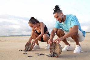 Bachelor 8.3.2023 Erste Dates, Kreisch-Alarm, David sympathisch - hier im Bild Angelina (Utze) und David bei Freilassen der Baby-Schildkröten