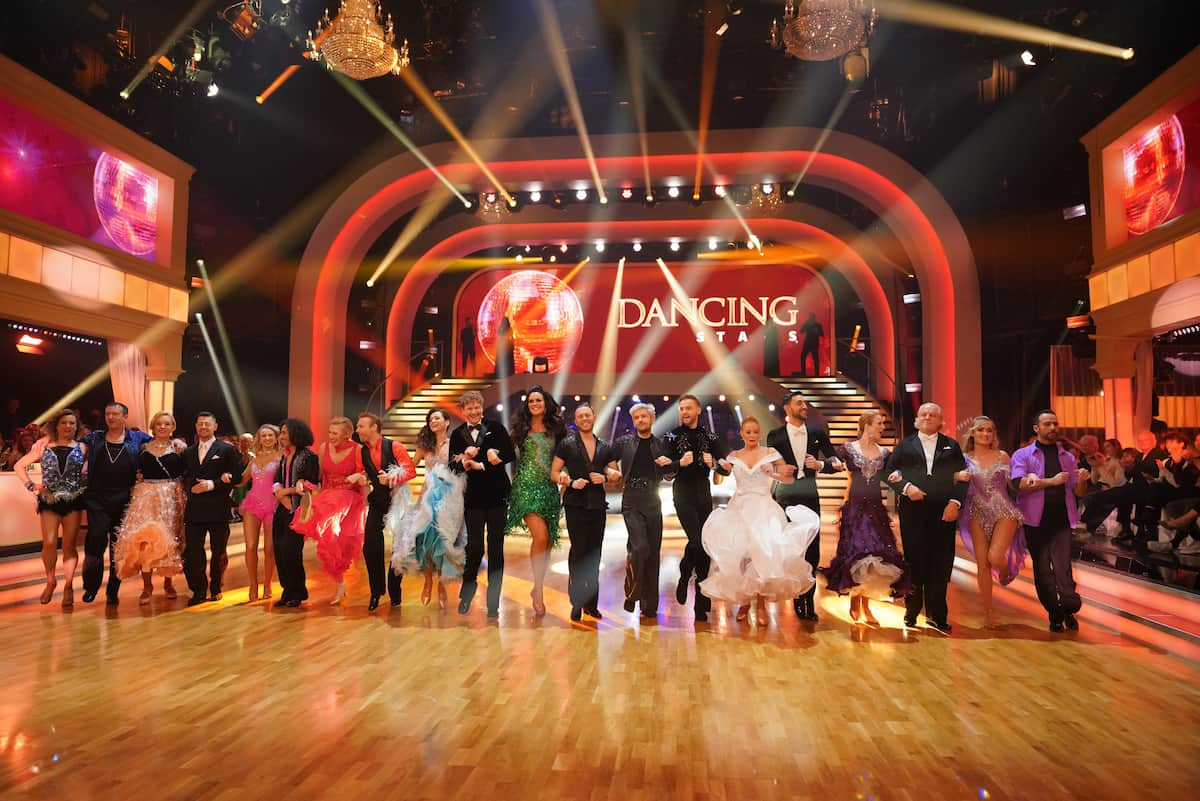 Dancing Stars 3.3.2023 Tänze und Tanzpaare - hier im Bild alle Tanzpare gemeinsam auf dem Tanzparkett