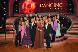 Dancing Stars am 3.3.2023 Kritik, Kommentare, Meinungen - hier im Bild alle Tanzpaare und die Moderatoren