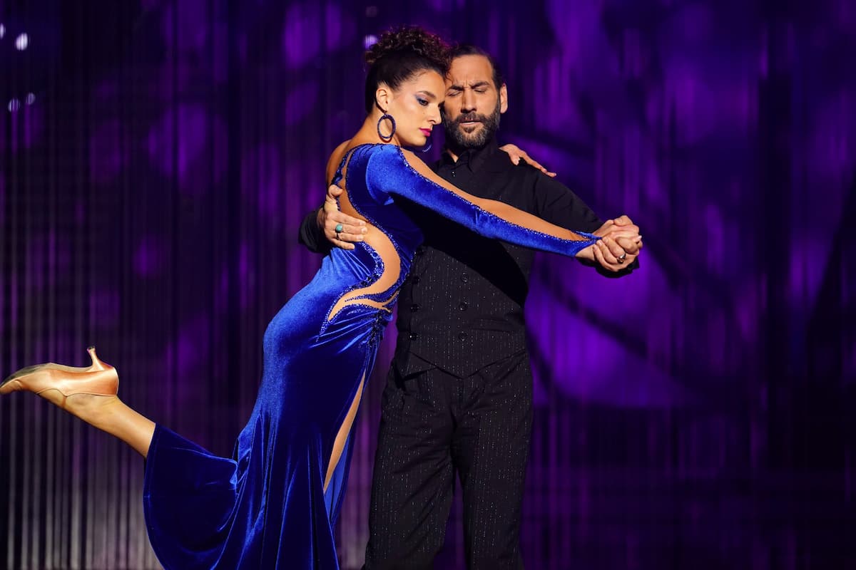 Sally Özcan & Massimo Sinato mit einem Tango bei Let's dance am 17.3.2023