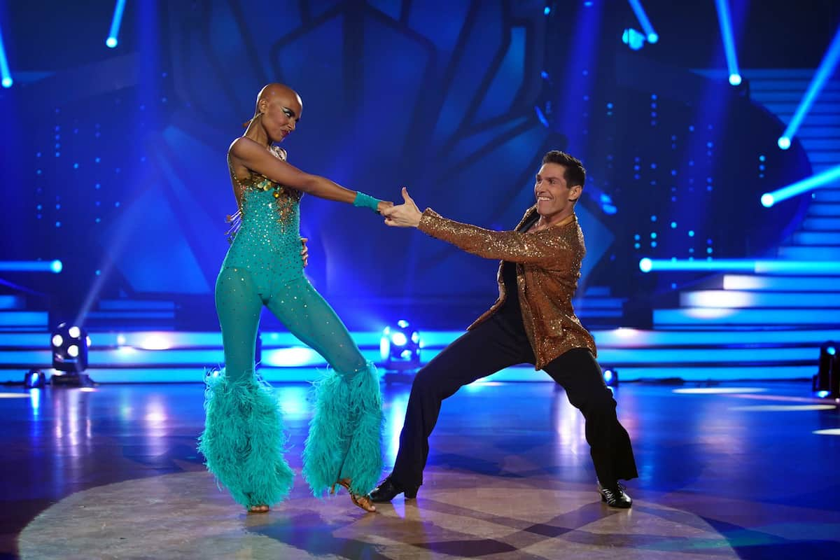 Sharon Battiste & Christian Polanc mit einem Cha Cha Cha bei Let's dance am 17.3.2023