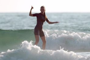 Bachelor 12.4.2023: Wer ist raus? Was passiert in der Sendung? - hier im Bild Kandidatin Lisa beim Surfen