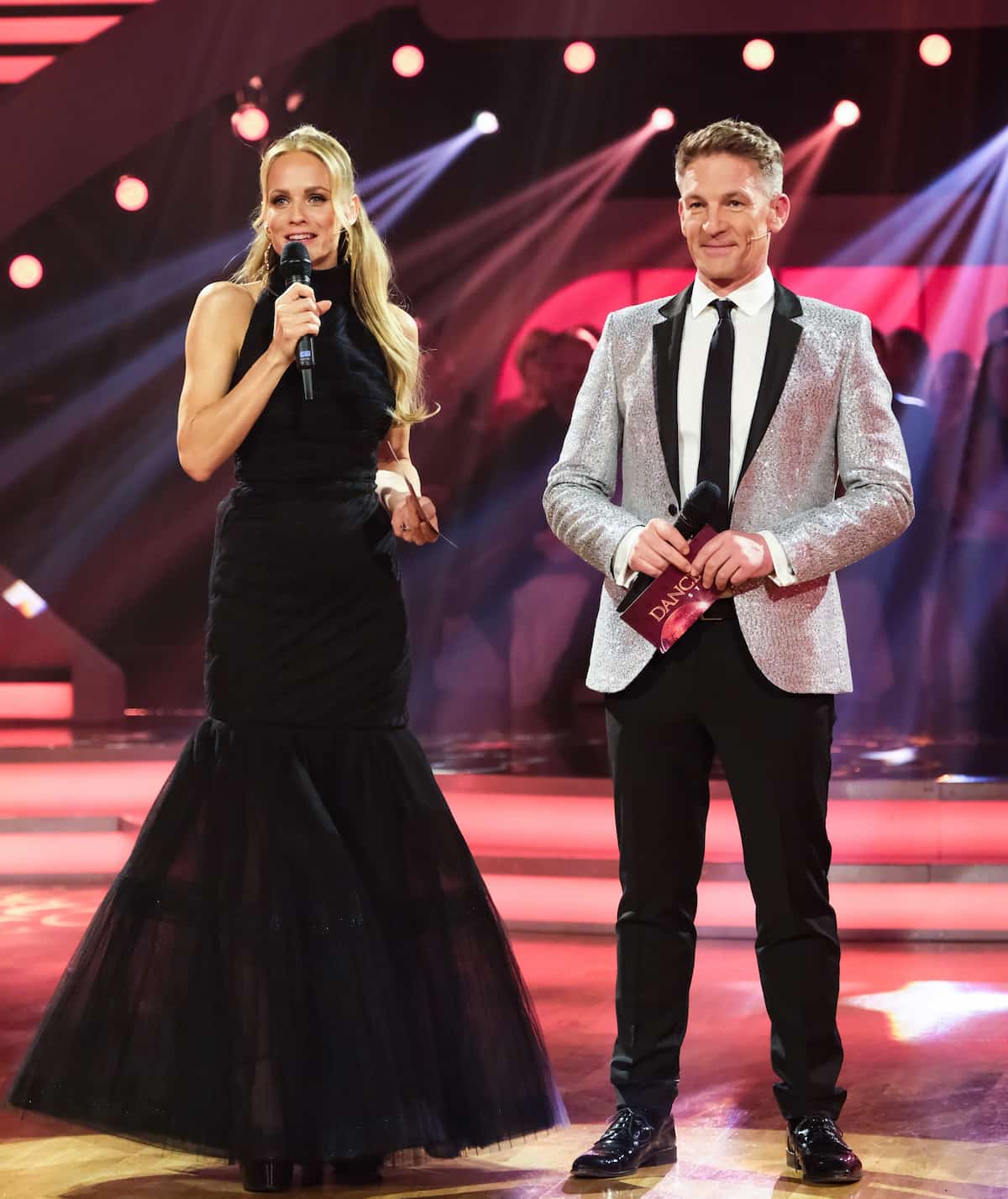 Die Moderatoren der Dancing Stars am 28.4.2023 unter Beobachtung - Mirjam Weichselbraun und Andi Knoll