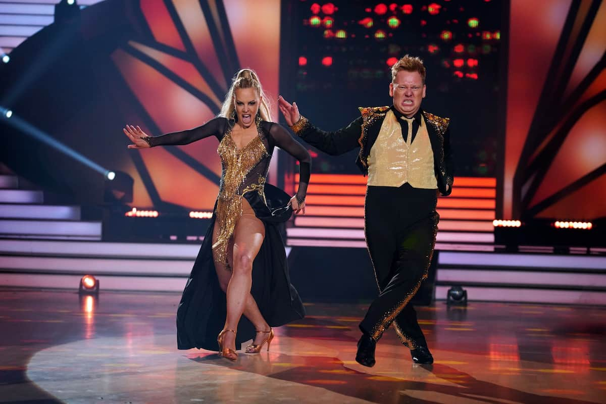 Jens Knosalla (Knossi) und Isabel Edvardsson bei Let's dance 14.4.2023