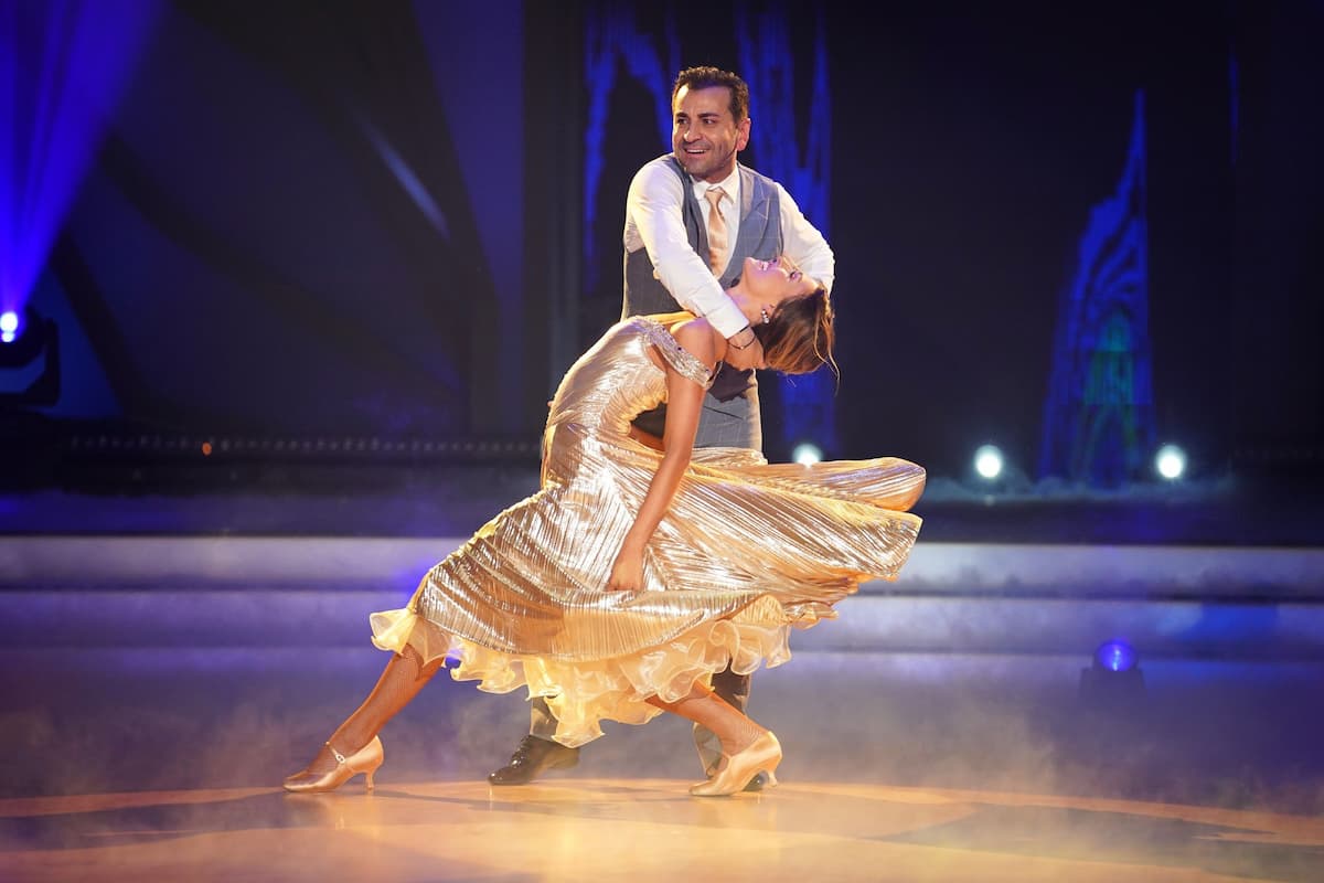 Langsamer Walzer von Ali Güngörmüs & Patricija Ionel bei Let's dance am 31.3.2023