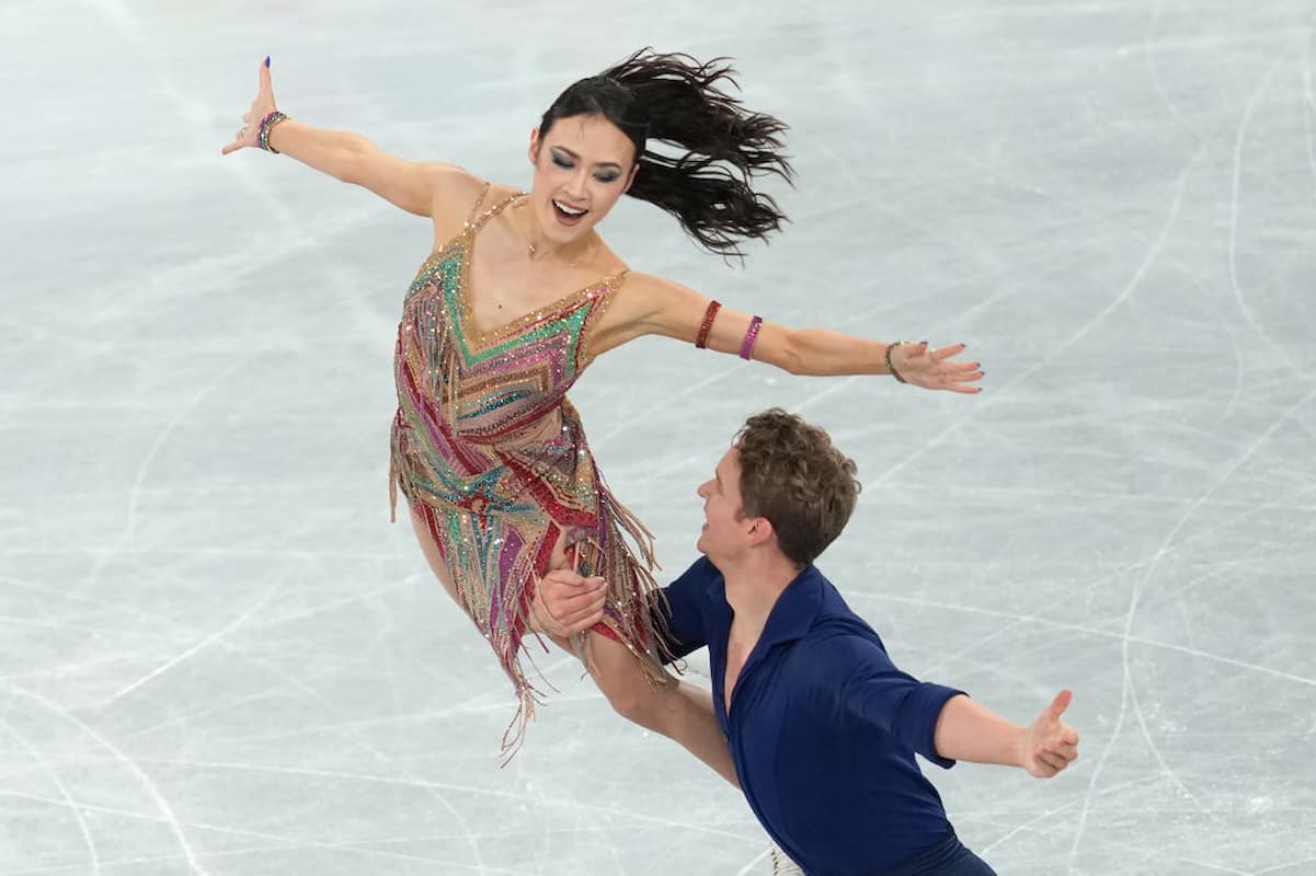 Madison Chock & Evan Bates aus den USA bei der Eiskunstlauf World Team Trophy 2023 in Tokio