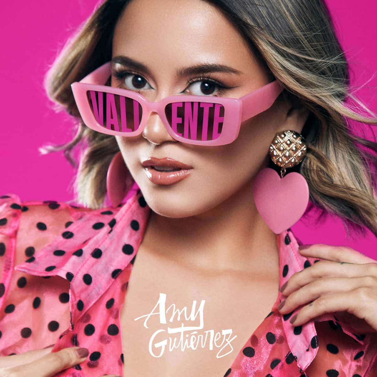 Amy Gutierrez - Neues Salsa-Album “Valiente” 2023 veröffentlicht - hier im Bild das Album-Cover mit Amy Gutierrez in Großaufnahme