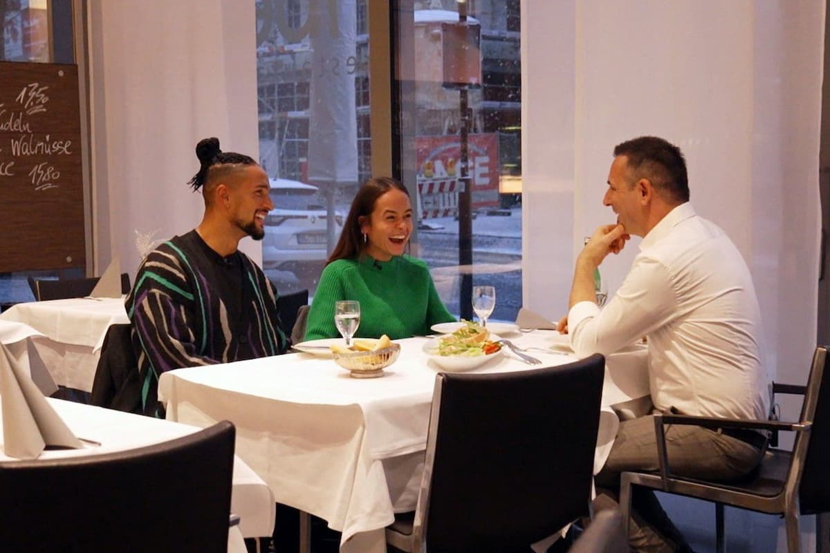 Bachelor 3.5.2023 - Treffen von David, Angelina und Frank, dem Vater von Angelina in dessen Restaurant