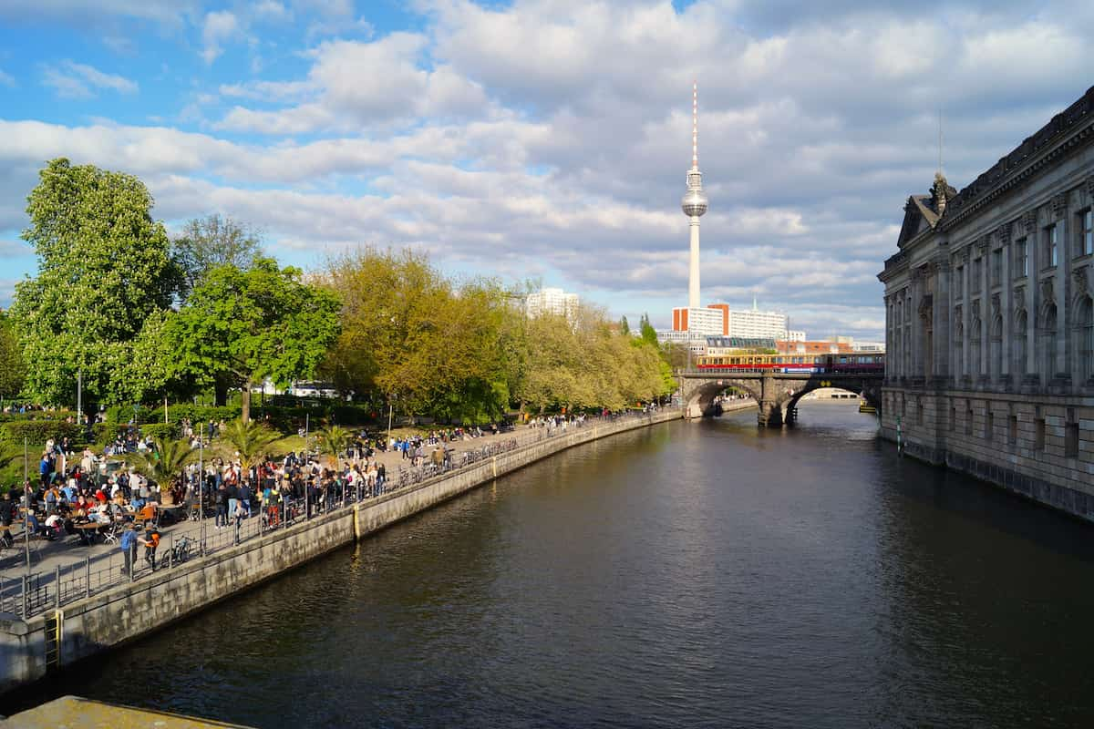 Blick auf das Biodemuseum, den Fernsehturm und die Tanzläche im Monbijoupark 2023