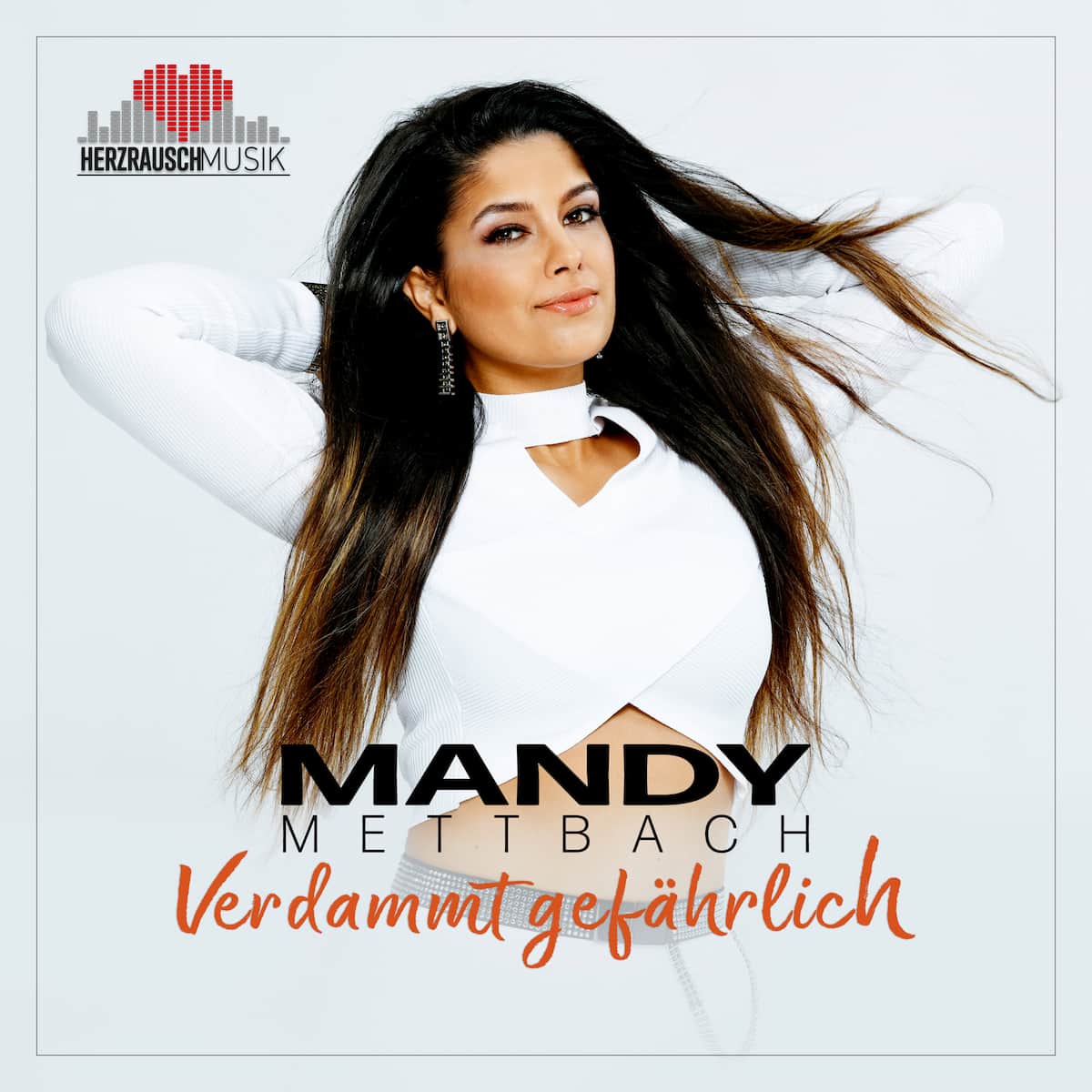 Mandy Mettbach Schlager “Verdammt gefährlich” 2023 - hier im Bild das Single-Cover mit Mandy Mettbach im Fokus