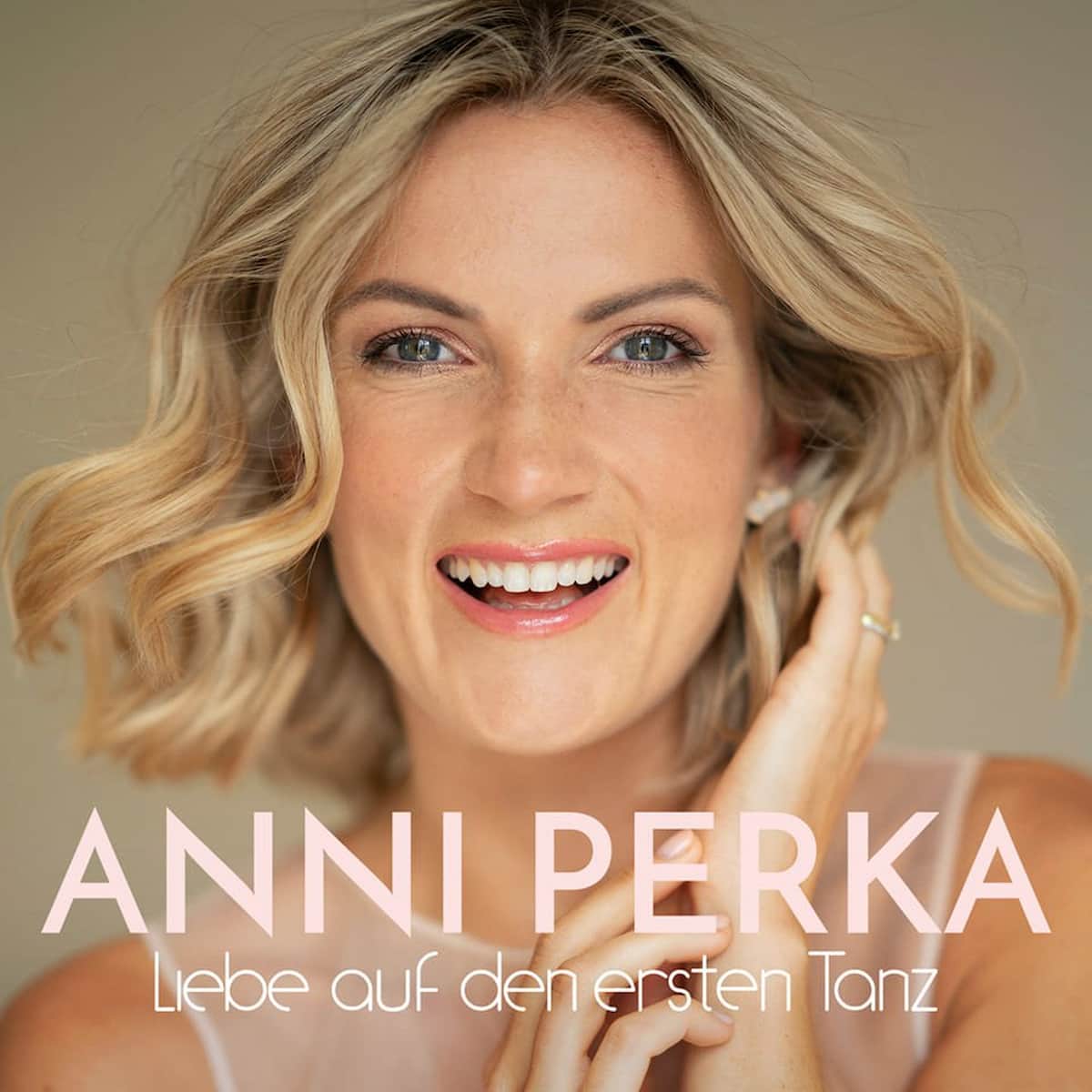 Anni Perka 2023 - hier im Bild das Cover zur Single "Liebe auf den ersten Tanz" vom Mai 2023 mit Anni Perka im Portrait