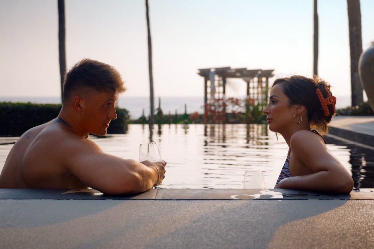 Jennifer und Fynn gemeinsam im Pool am 26.7.2023