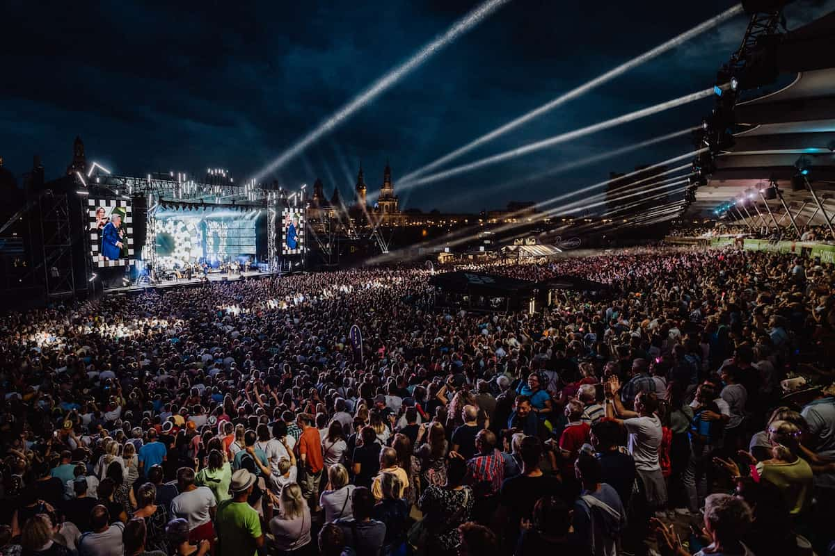 Kulisse Kaisermania 2023 mit Bühne, Publikum und der Altstadt von Dresden im Hintergrund