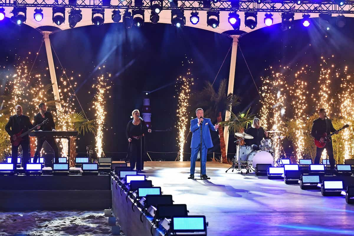 Roland Kaiser mit seiner Band bei der Schlager-Strand-Party 12.8.2023 - hier im Bild von links Detlef Goy, Alex Wende, Christiane Eiben, Roland Kaiser, Ingolf Kurkowski und William "Billy" King