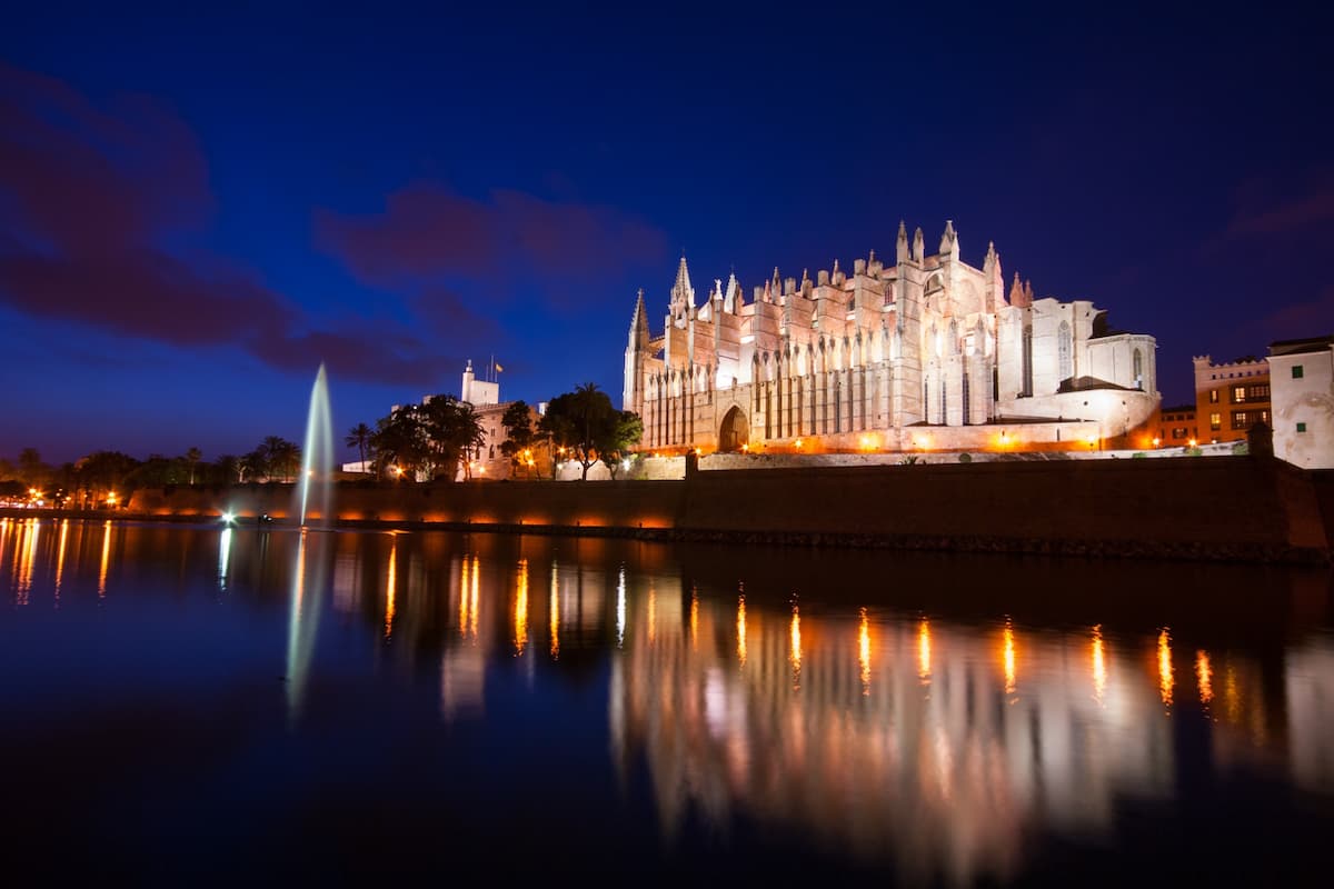 Salsa Mallorca & Bachata Lebendige Szene mit vielen Partys - hier im Bild die beleuchtete Kathedrale von Palma de Mallorca bei Nacht