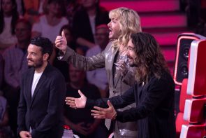 The Voice of Germany 21.9.2023 alle Talente, Songs, Fotos: Wer ist weiter? Wer ist in welchem Team? Wer ist raus? - hier im Bild die Coaches Bill Kaulitz und Tom Kaulitz und im Hintergrund Giovanni Zarrella