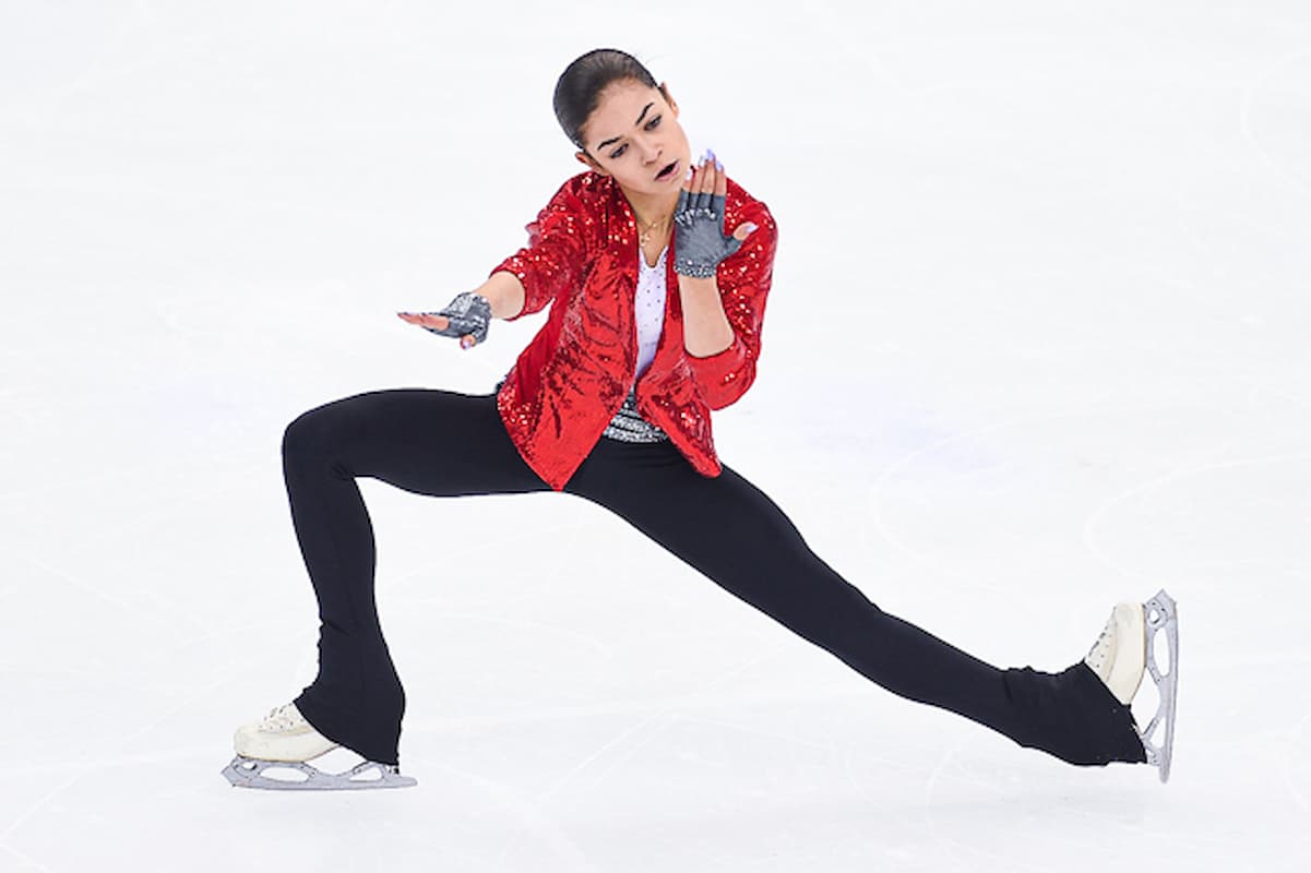Adelia Petrosyan im Kurzprogramm beim Eisksuntlauf Grand Prix 2023 in Ufa
