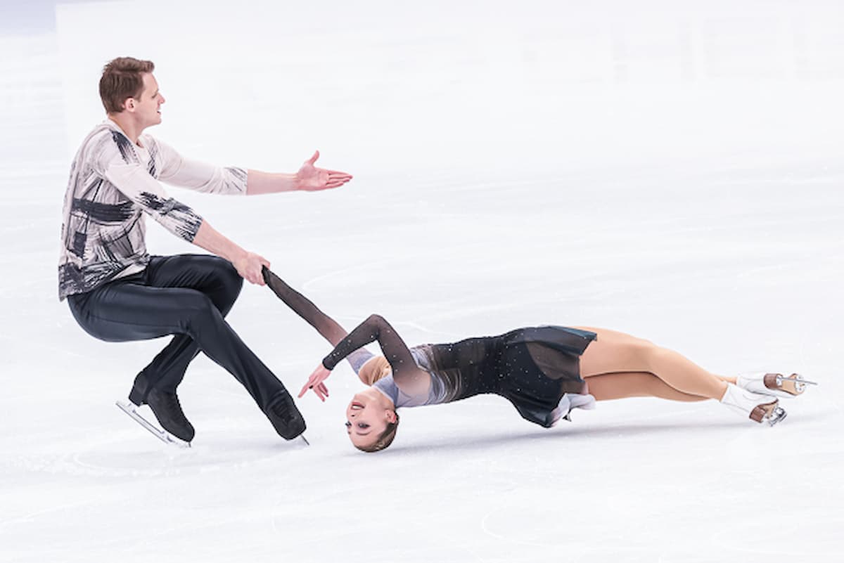 Aleksandra Boikova & Dmitri Koslowski aus Russland beim Eiskunstlauf Grand Prix Krasnojarsk 2023