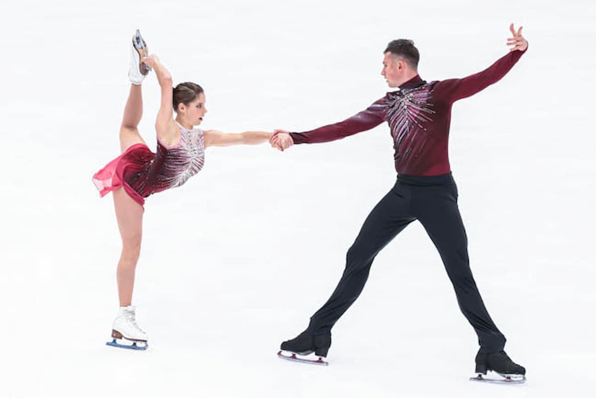 Anastasia Mishina - Alexandr Galliamov auf Platz 1 im Kurzprogramm beim beim Eiskunstlauf Grand Prix Russland 2023 in Omsk