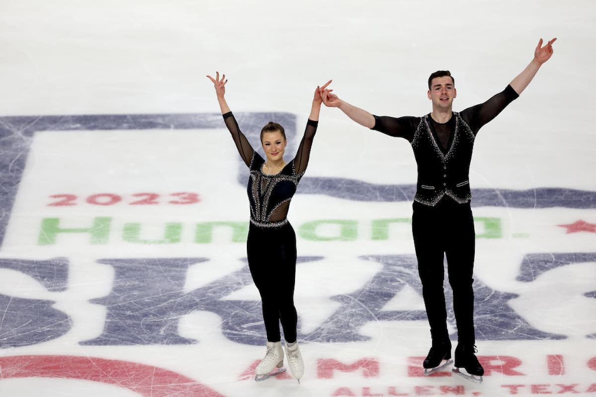 Annika Hocke & Robert Kunkel aus Deutschland auf Platz 1 nach dem Kurzprogramm bei Skate America 2023