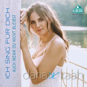 Daria Kaah Neuer Schlager 2023 veröffentlicht “Ich sing für Dich, auch wenn Du nicht bleibst” - hier im Bild das Single-Cover mit Daria Kaah im Mittelpunkt