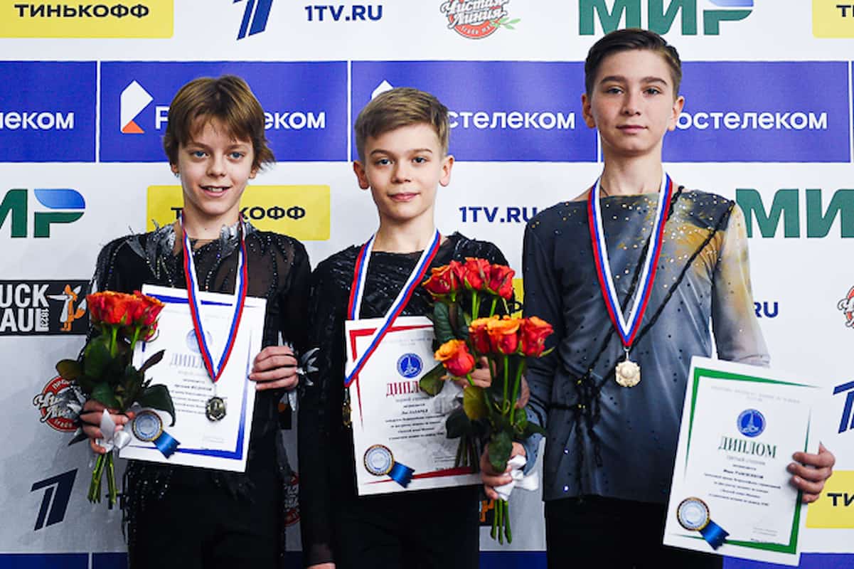 Junior Grand Prix Moskau 2023 - Siegerehrung Junioren - hier im Bild Arseny Fedotov, Lev Lazarev und Ivan Ramzenkov