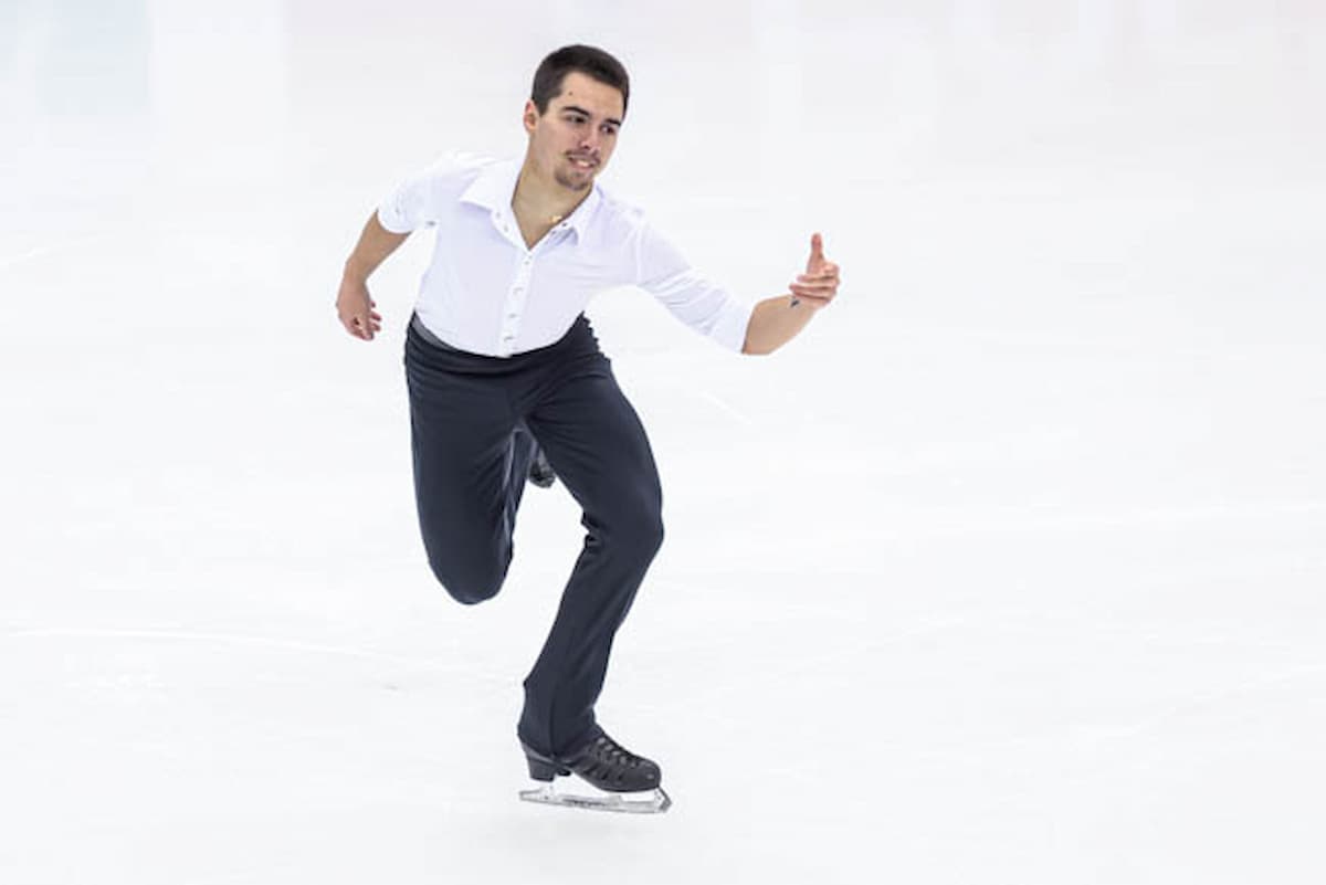 Roman Savosin auf Platz 1 nach dem Kurzprogramm beim Eiskunstlauf Grand Prix Ufa 2023