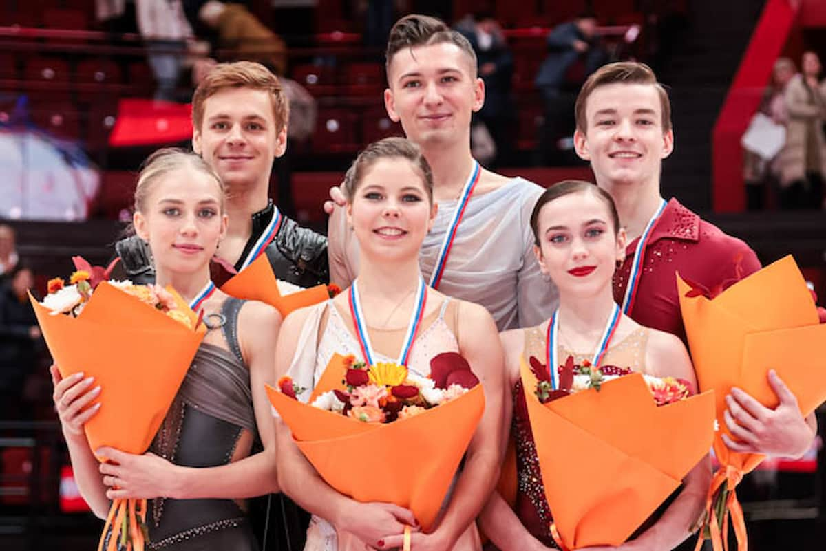 Siegerehrung Eiskunstlauf-Paare Grand Prix Russland 2023 in Omsk - hier im Bild - Natalia Khabibullina - Ilya Knyazhuk, Anastasia Mishina - Alexandr Galliamov und Julia Artemyeva - Aleksey Bryukhanov