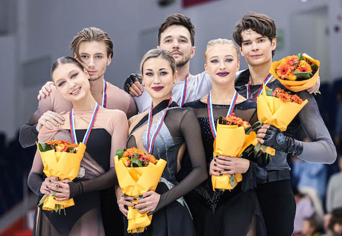 Siegerehrung Eistanz-Paare Grand Prix Eiskunstlauf Russland 2023 in Ufa - hier im Bild die Eistanz-Paare Irina Khavronina & David Narizhny, Elizaveta Khudaiberdieva & Egor Bazin und Sophia Leontyeva & Daniil Gorelkin