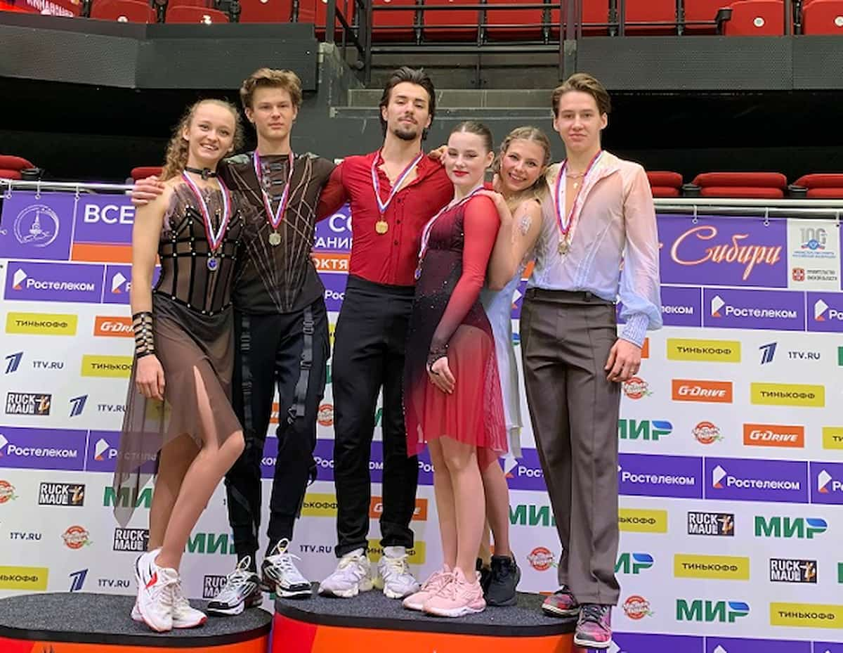 Siegerehrung Eistanz-Paare beim Sofia Titova - Platz 3 Junioren Grand Prix Russland in Omsk 2023 - hier im Bild Alexandra Shinkarenko - Vladislav Mihailov, Anna Kolomenskaya - Artem Frolov, Elizaveta Maleina - Matbey Samokhin