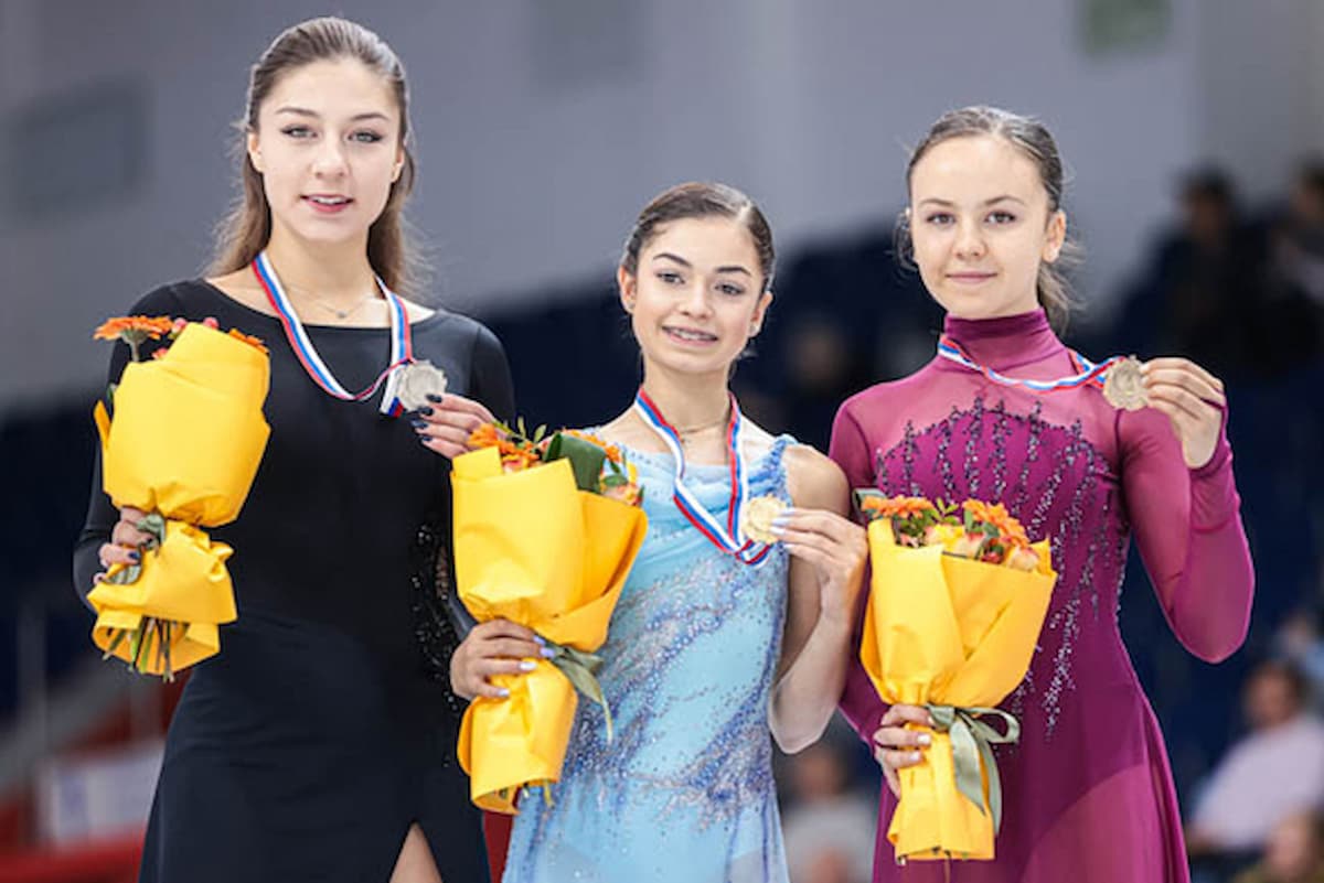 Siegerehrung Frauen Grand Prix Eiskunstlauf Russland 2023 in Ufa - hier im Bild die Eiskunstläuferinnen Anna Frolova, Adelia Petrosyan und Elizaveta Kulikova