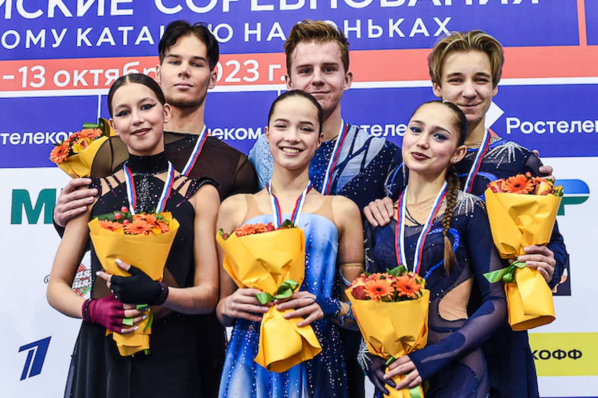 Siegerehrung Junioren-Eistanz-Paare Ufa 2023 - hier im Bild Milana Kuzmina & Dmitry Studenikin, Anna Shcherbakova & Egor Goncharov und Arina Gorshenina & Ilya Makarov